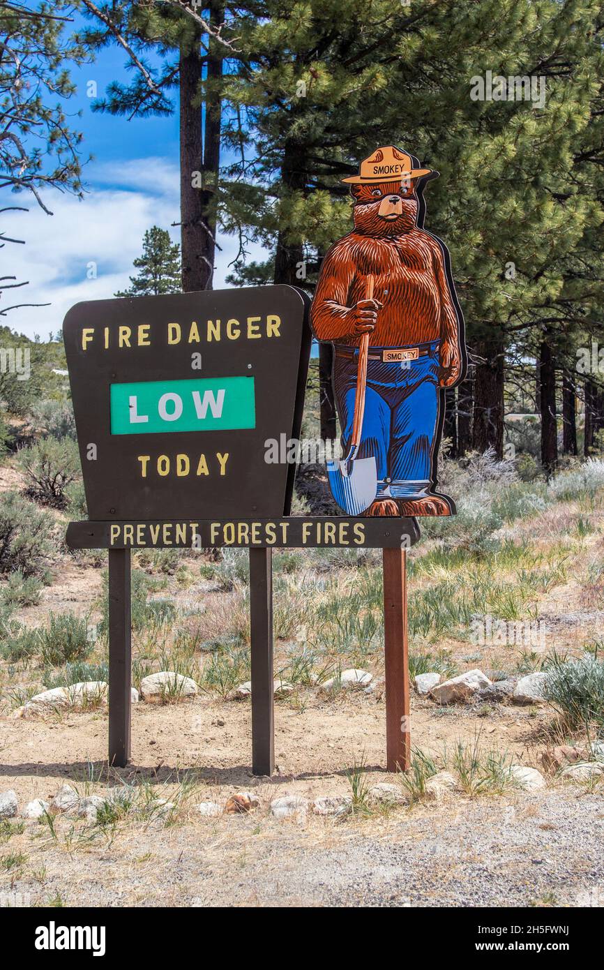 2021 05 26 Yosemite California USA - Smokey l'orso segnale di avvertimento di iniziare incendi boschivi e dare previsioni di pericolo di incendio. Foto Stock