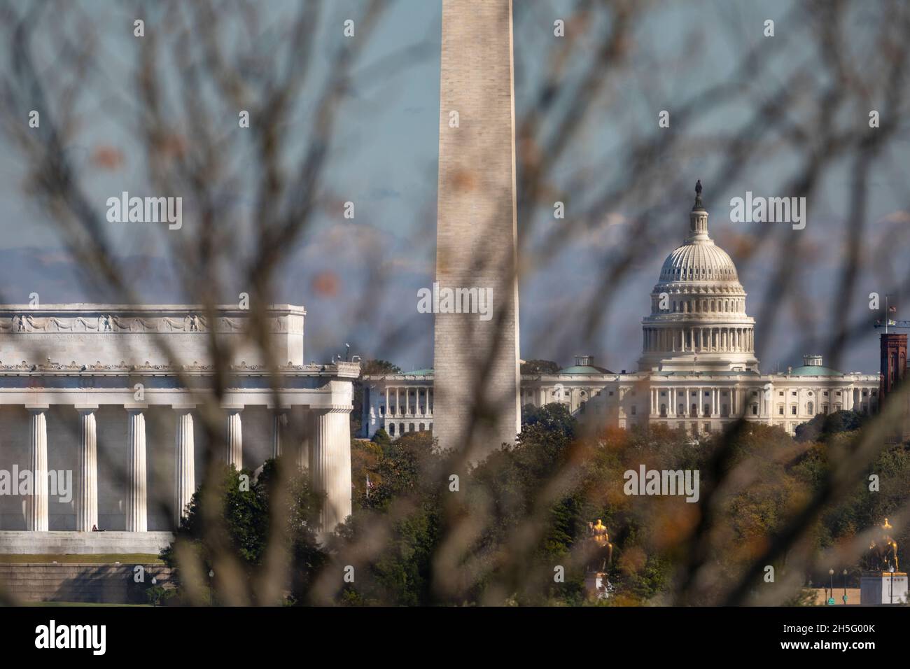 WASHINGTON, DC, USA - Lincoln Memorial, Washington Monument, U.S. Capitol (L-R), oscurato da alberi. Foto Stock