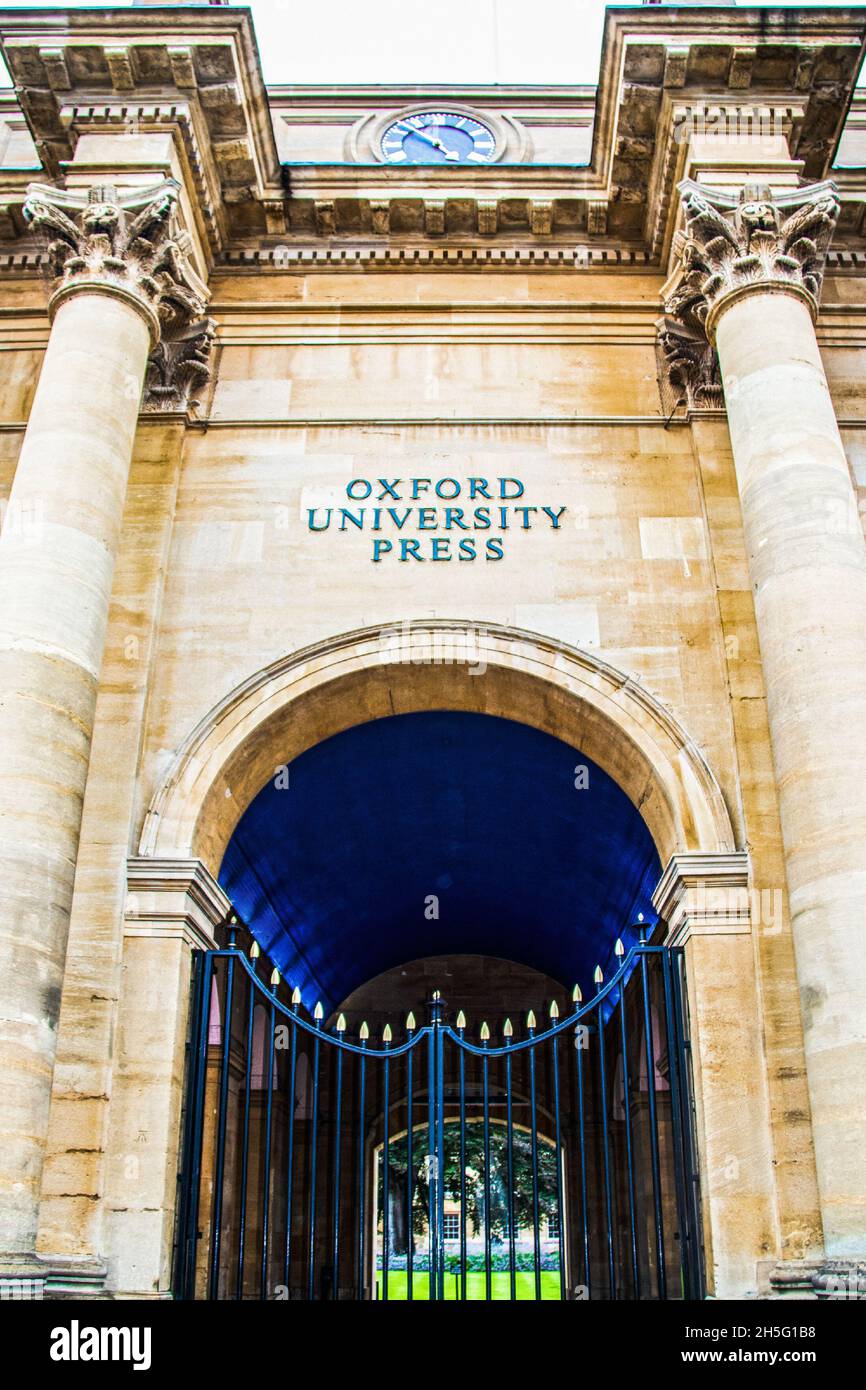 7-27-2019 Oxford UK Vista di un ingresso alla Oxford University Press con colonne e un cortile visto attraverso un cancello di ferro Foto Stock