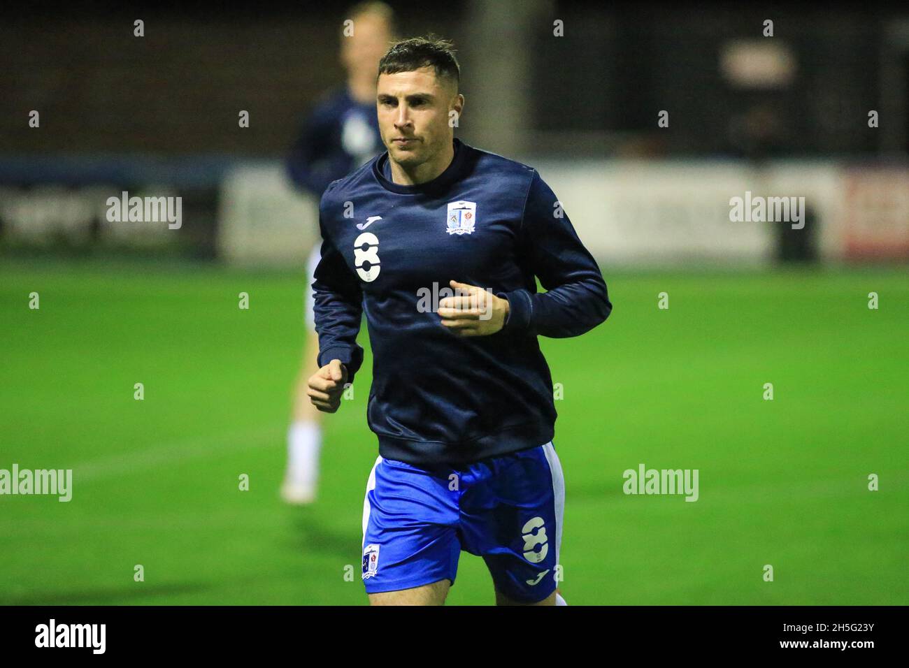 LONDRA, REGNO UNITO. IL 9 NOVEMBRE Mike Jones di Barrow torna a giocare a calcio dopo un lungo licenziamento durante la partita del trofeo EFL tra Barrow e Leicester City a Holker Street, Barrow-in-Furness martedì 9 novembre 2021. (Credit: Michael driver | MI News) Credit: MI News & Sport /Alamy Live News Foto Stock