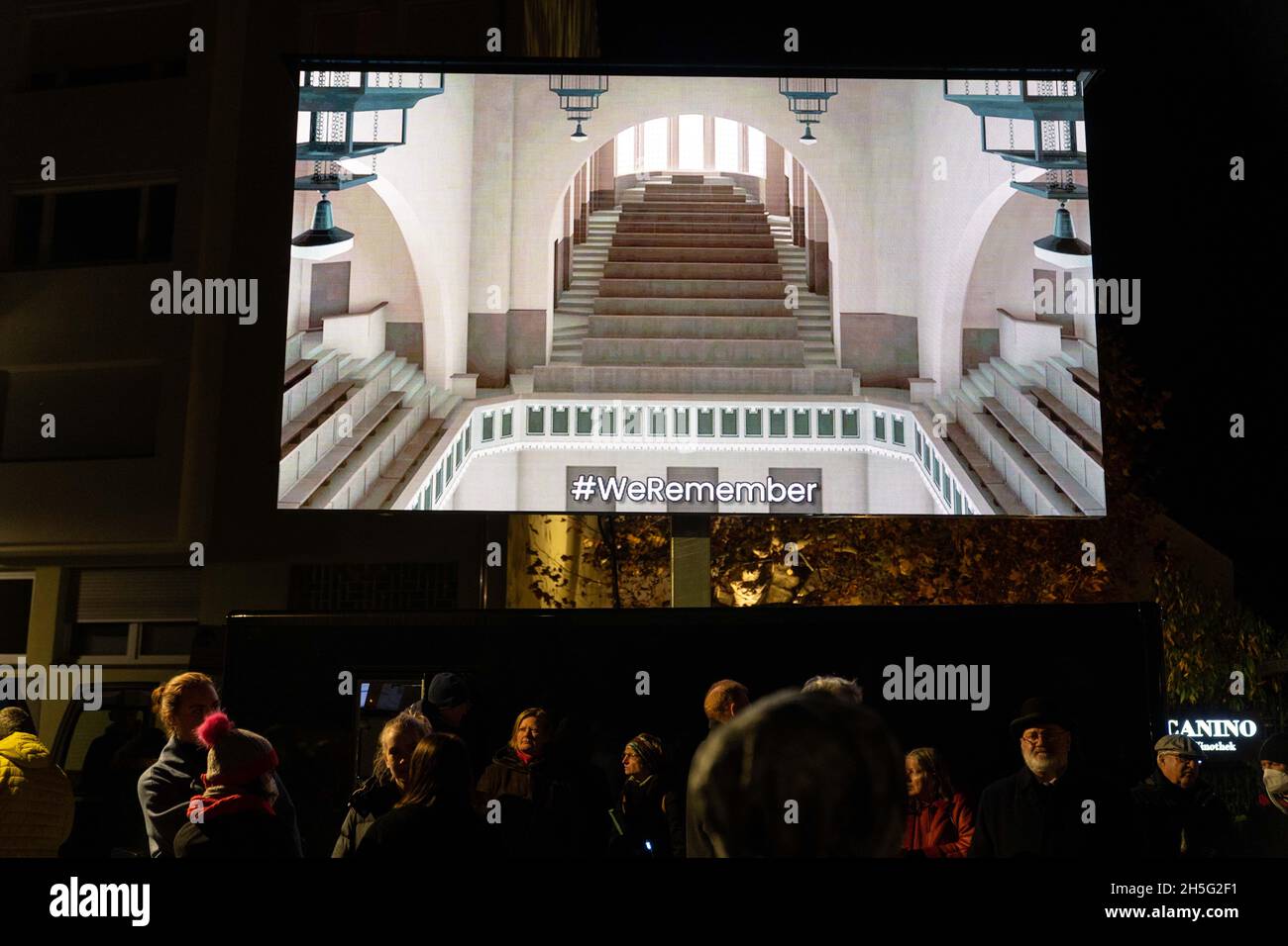 Bamberg, Germania. 9 novembre 2021. Nell'ex sede della sinagoga di Bamberg, le immagini della sinagoga ricostruita digitalmente sono proiettate su uno schermo. A livello nazionale, le sinagoghe vengono ricostruite digitalmente in 13 località. Il patrono della campagna è il Ministro federale della giustizia. Credit: Nicolas Armer/dpa/Alamy Live News Foto Stock