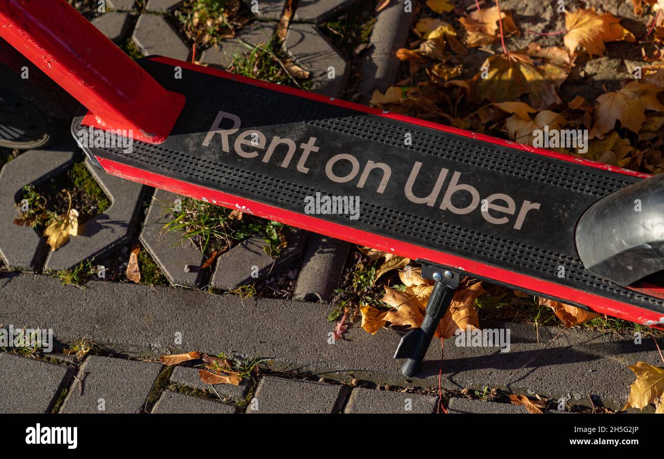 Una foto di uno scooter elettrico Lime, che può essere affittato con Uber. Foto Stock