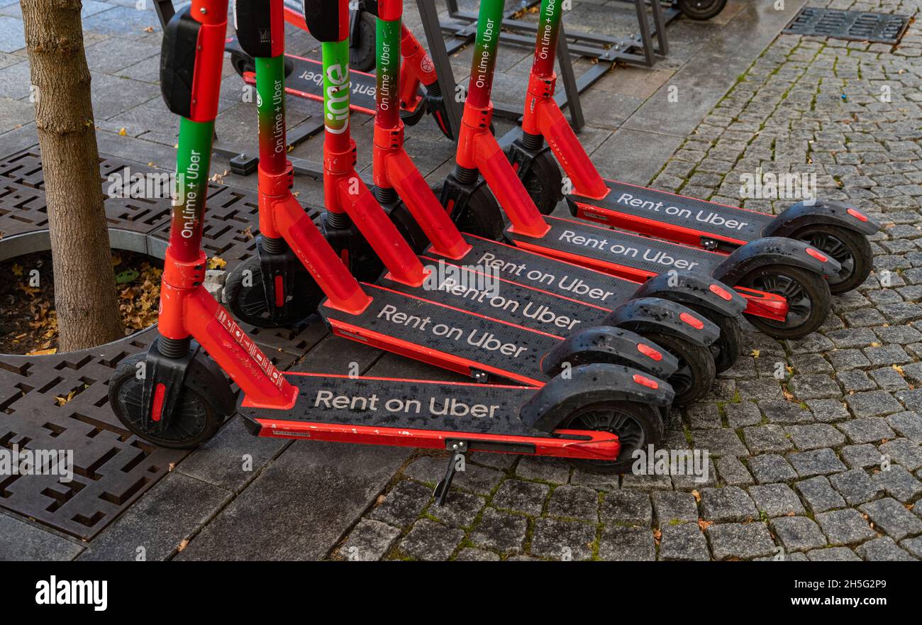 Una foto di scooter elettrici Lime, che può essere affittato con Uber. Foto Stock