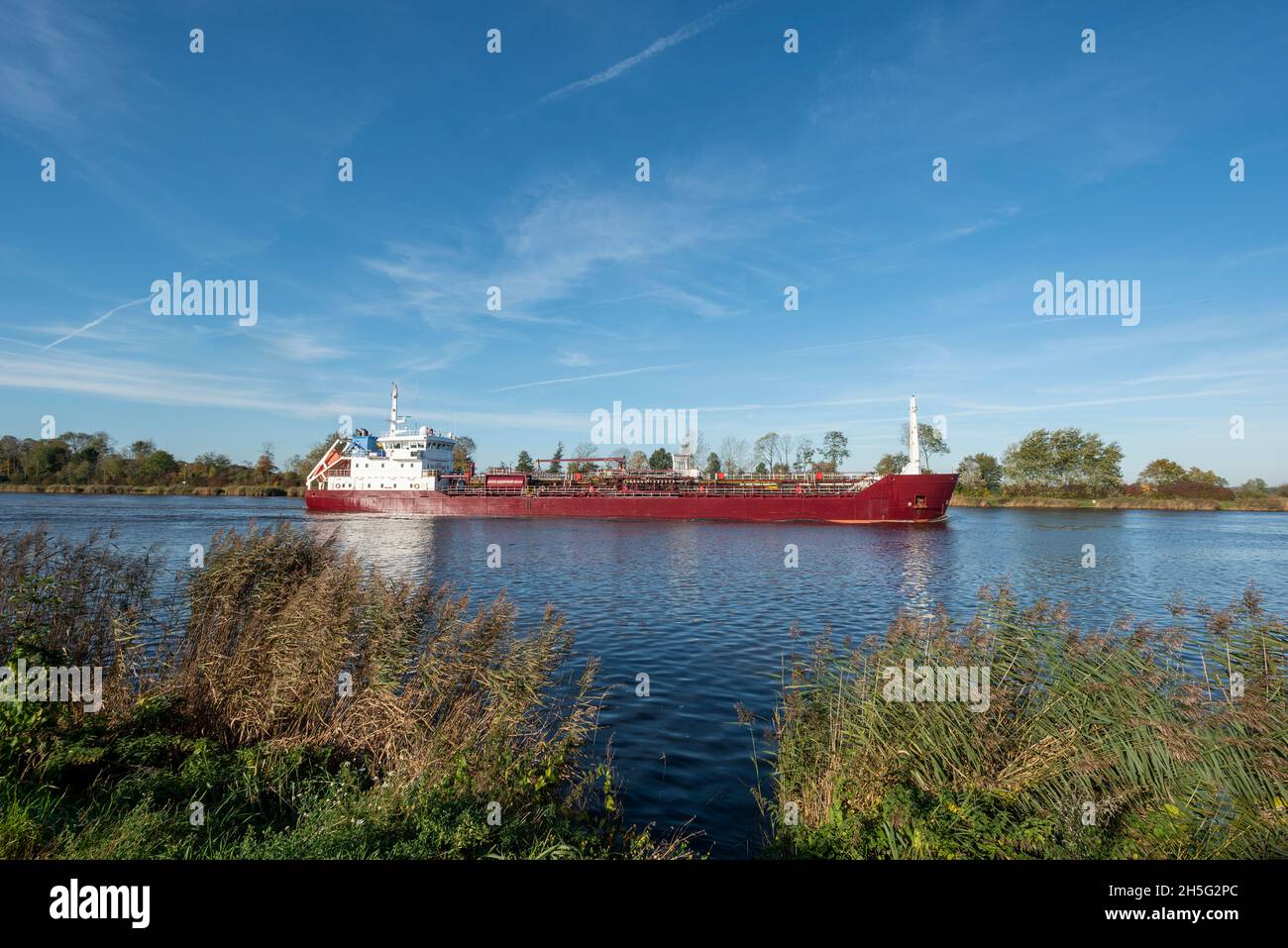 Autocisterna auf dem Nord-Ostsee-Kanal bei Rendsburg Foto Stock