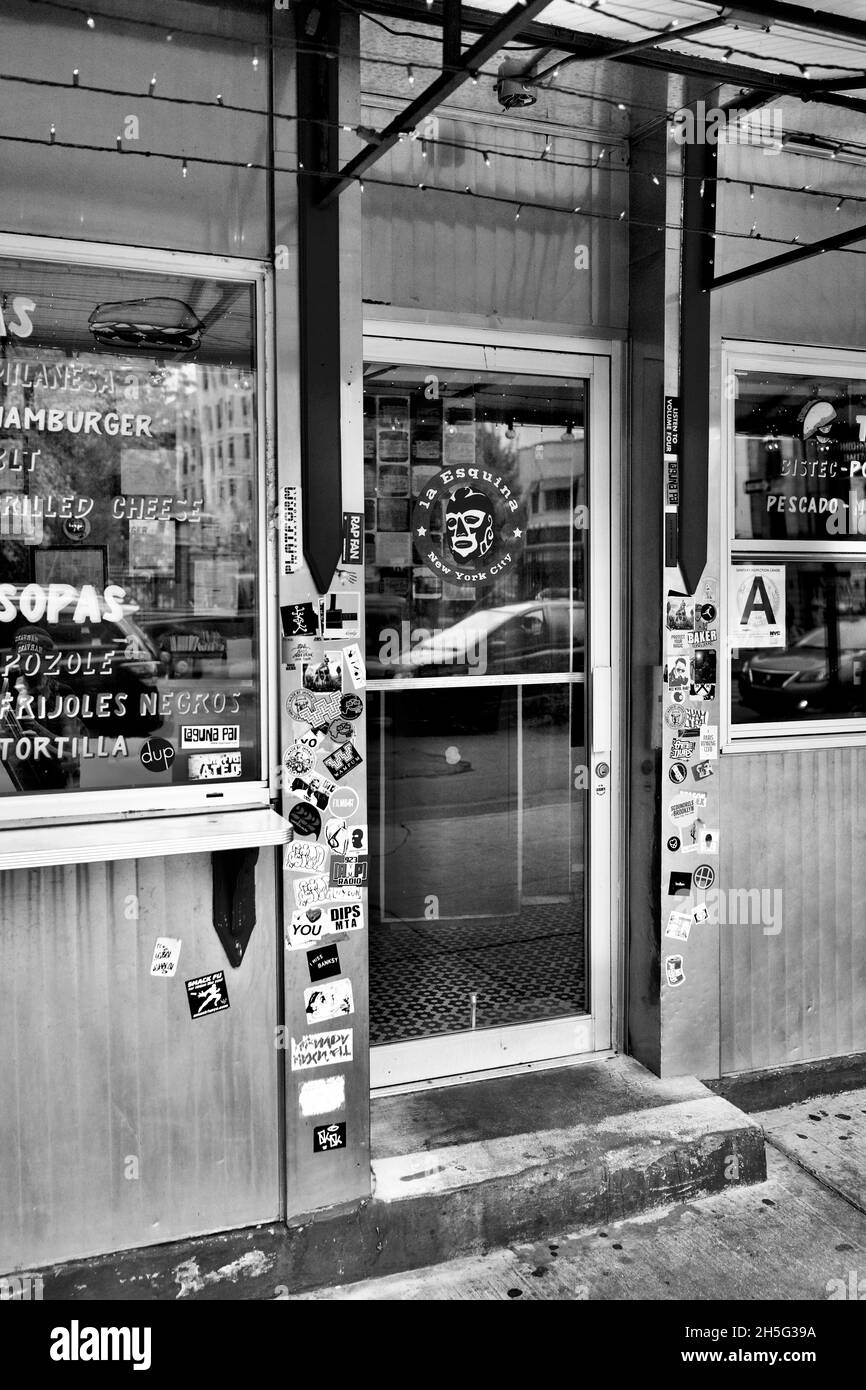 La Esquina, sceney posto messicano senza fronzoli taqueria, caffè e l'esclusivo bar brasserie/tequila nel seminterrato. All'angolo tra Lafayette e Kenmare str Foto Stock
