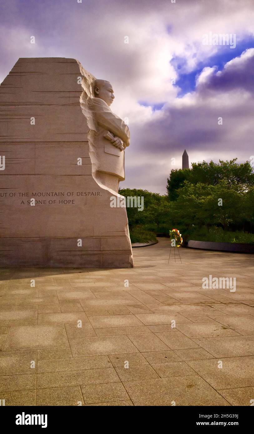 Martin Luther King Memorial, Washington D.C., scultura completa di MLK con drammatica luce a scaffale. Foto Stock