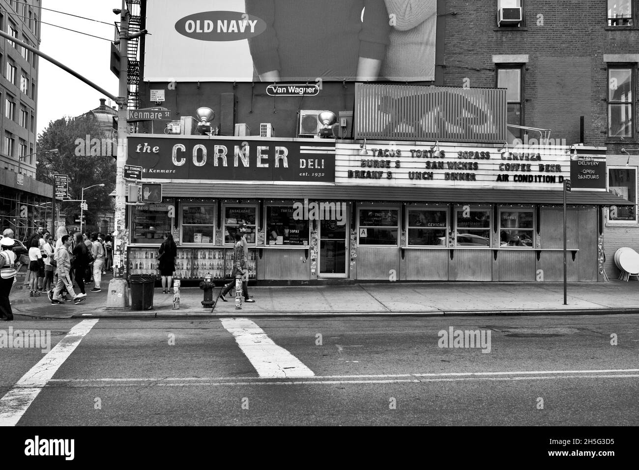 La Esquina, sceney posto messicano senza fronzoli taqueria, caffè e l'esclusivo bar brasserie/tequila nel seminterrato. All'angolo tra Lafayette e Kenmare Foto Stock