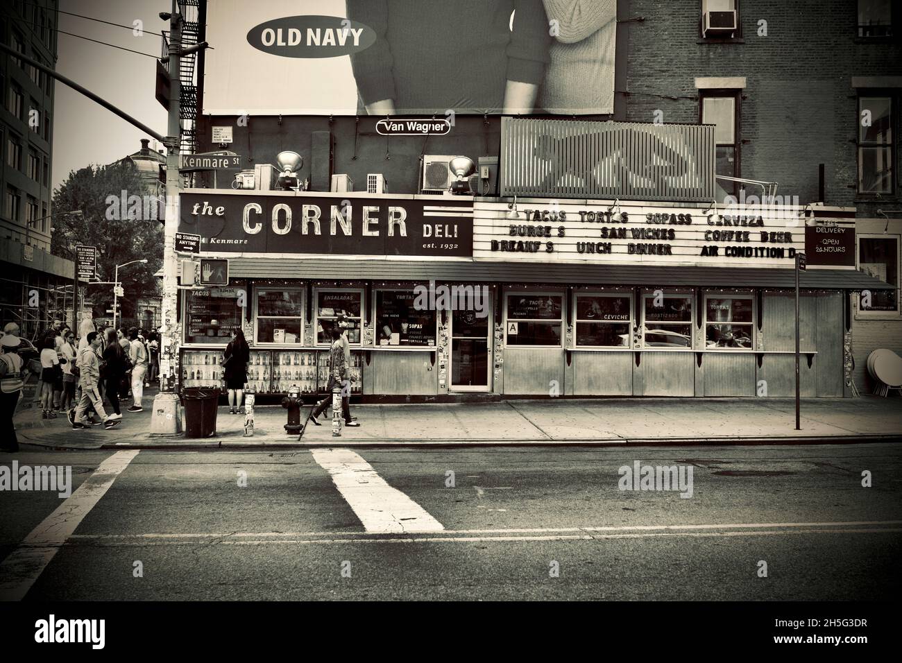 La Esquina, sceney posto messicano senza fronzoli taqueria, caffè e l'esclusivo bar brasserie/tequila nel seminterrato. All'angolo tra Lafayette e Kenmare Foto Stock