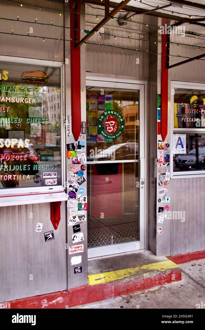 La Esquina, sceney posto messicano senza fronzoli taqueria, caffè e l'esclusivo bar brasserie/tequila nel seminterrato. All'angolo tra Lafayette e Kenmare str Foto Stock