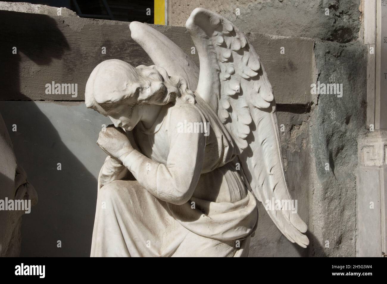 statua d'angelo raccolta in preghiera Foto Stock