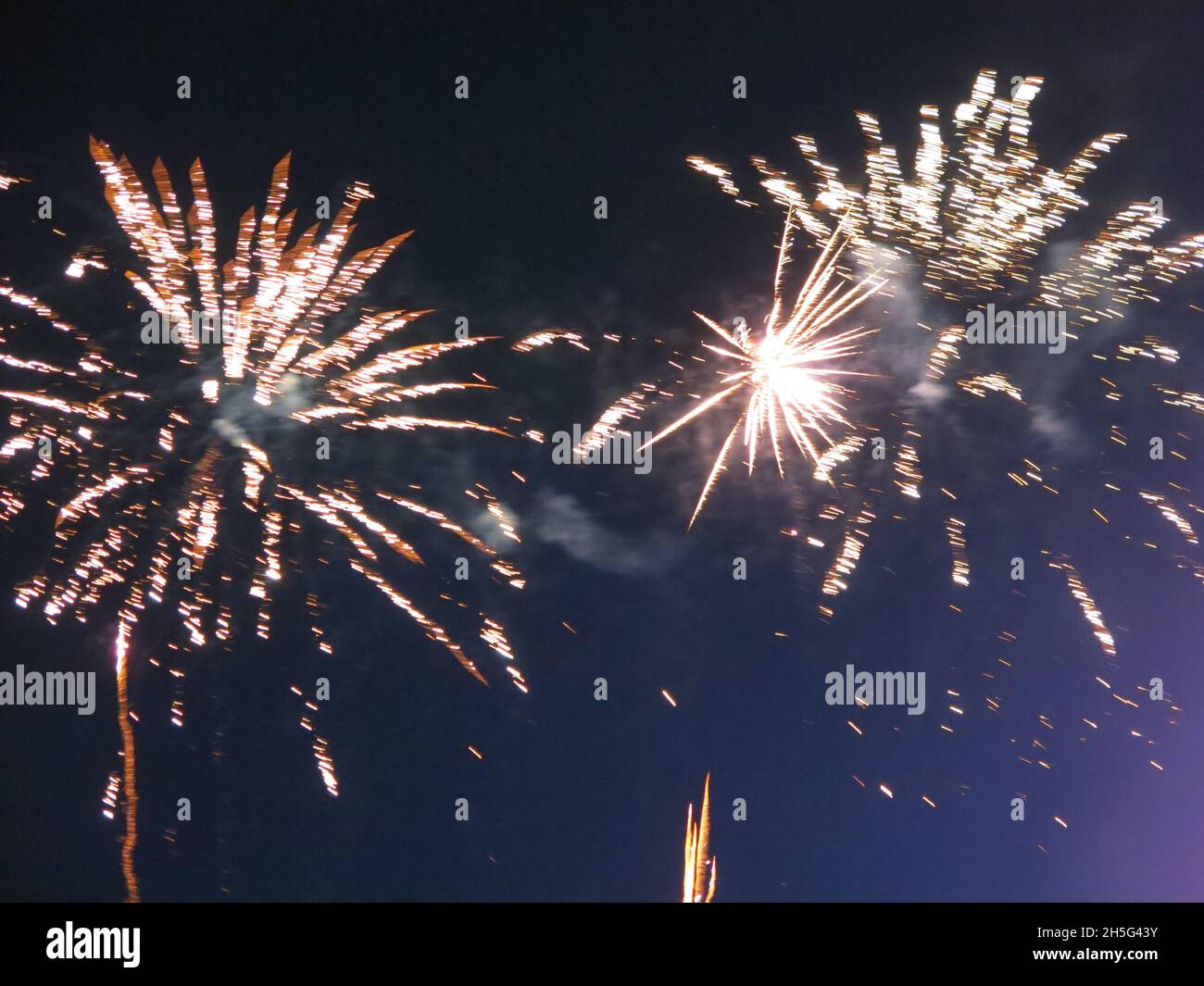 Fuochi d'artificio esplodere nel cielo notturno; notte del fuoco di Bonfire, novembre 2021 Foto Stock