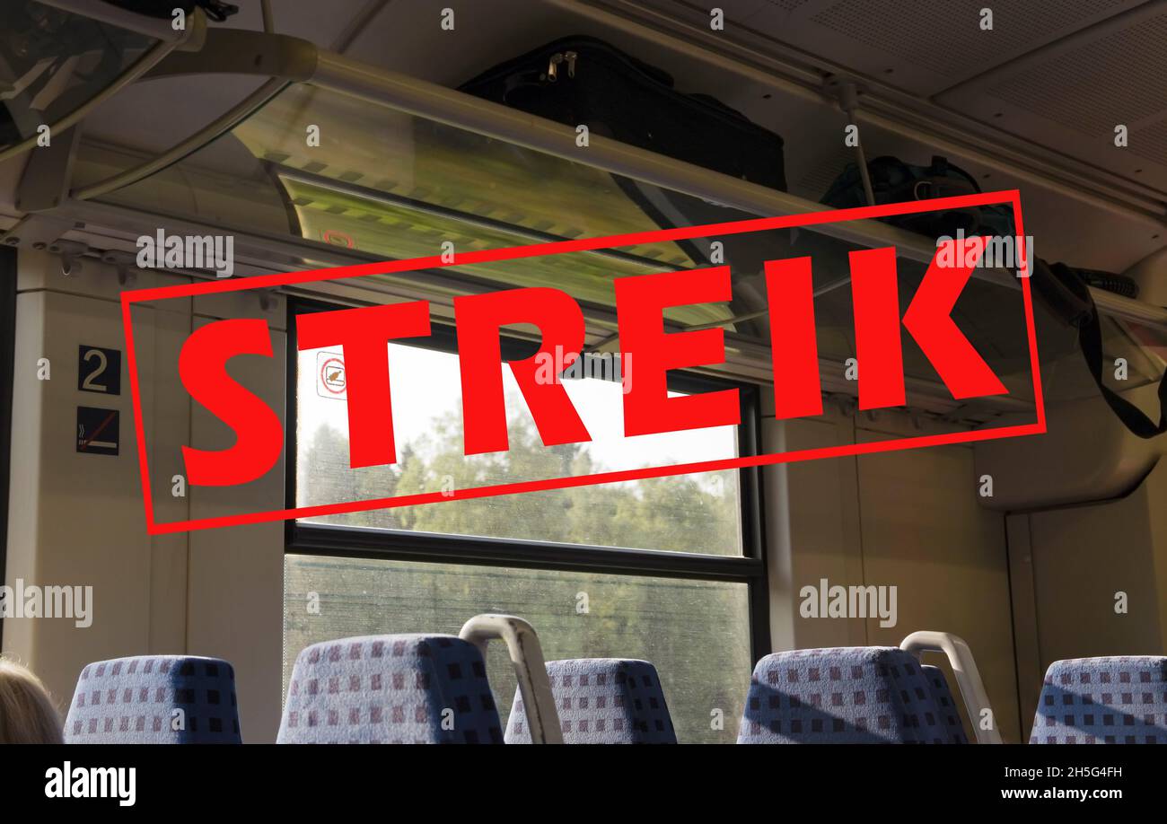 All'interno di un treno con posti vuoti e testo tedesco Streik, che significa sciopero, sindacato politico e concetto di viaggio, fuoco selezionato Foto Stock