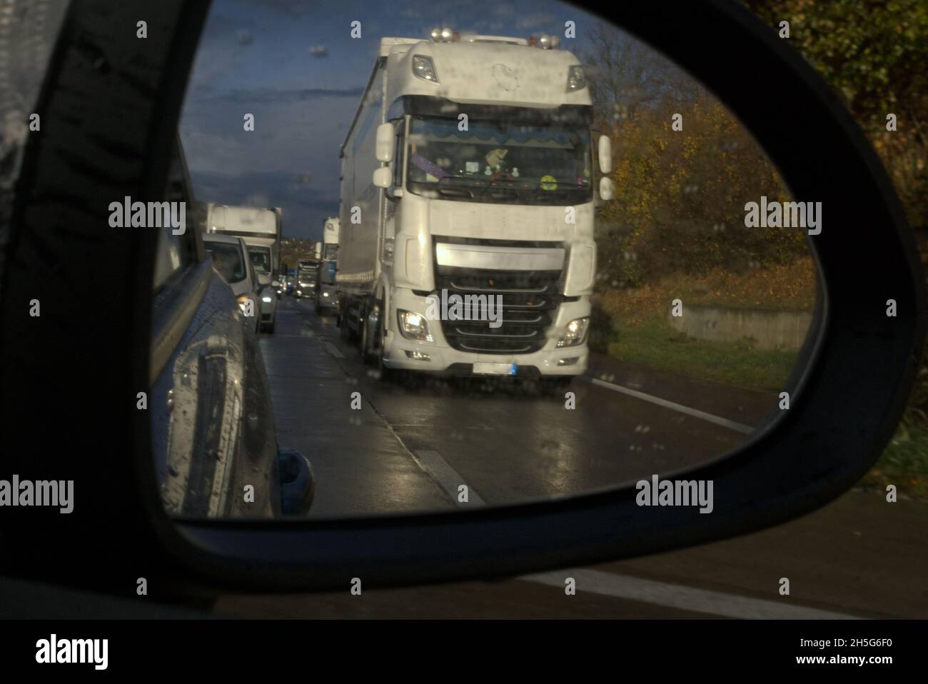 ingorghi di traffico attraverso uno specchio Foto Stock