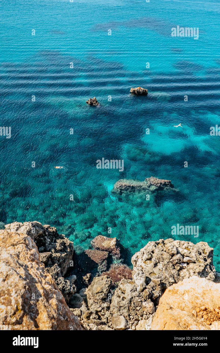 Due persone che fanno snorkeling nel mare Mediterraneo turchese, Malta. Vista aerea delle persone che nuotano. Concetto di vacanza relax. Oceano cristallino. Snorkeler esplora Foto Stock