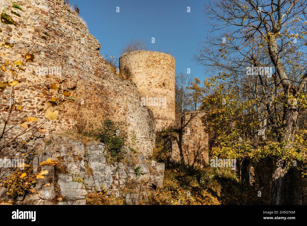 Rovine del Castello di Valdek in Boemia centrale, Brdy, Repubblica Ceca. È stato costruito nel 13 ° secolo da famiglia aristocratica. Ora c'è un'area di addestramento militare Foto Stock