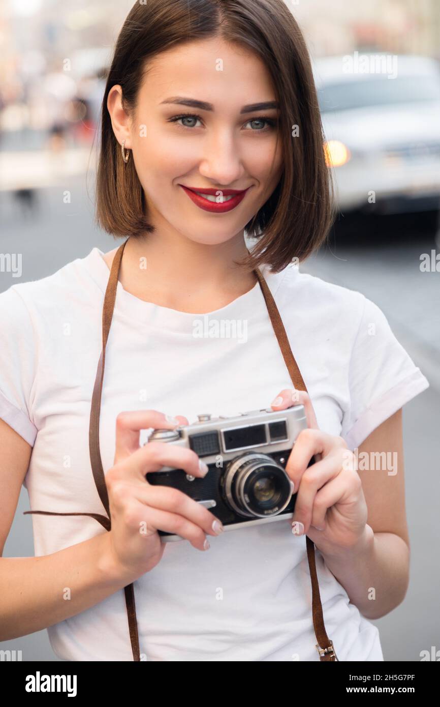 due ragazze attraenti giovani stanno riposando nella città, viaggiando verso la città, visitando, navigando sulla mappa, scattando foto con la macchina fotografica, felice Foto Stock