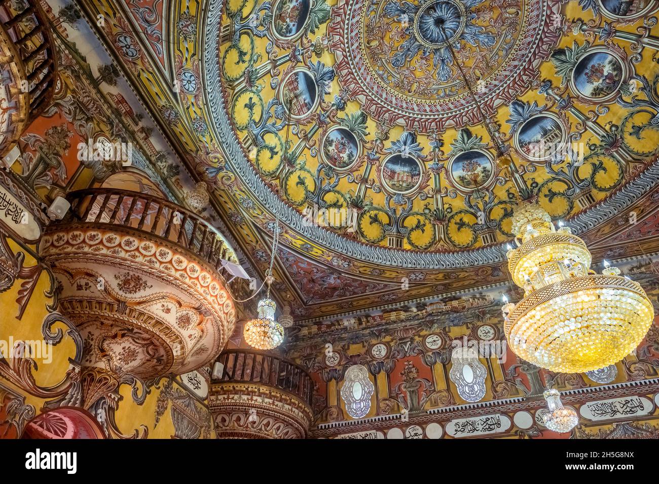 Vista interna della Sarena Dzamija o moschea decorata a Tetovo, Macedonia del Nord Foto Stock