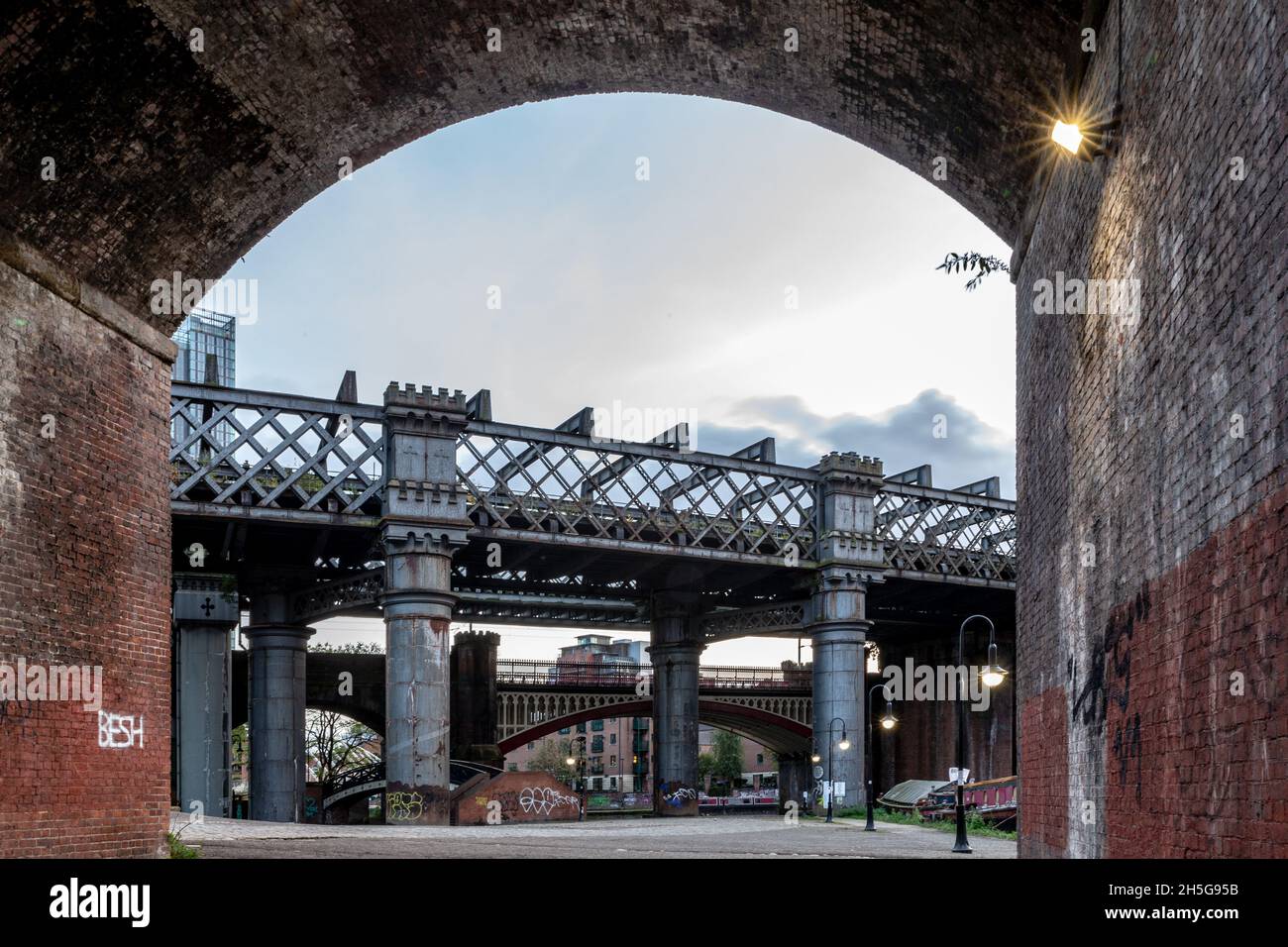 Castlefield parco del patrimonio urbano ponti e viadotti in acciaio, ghisa e mattoni risalenti agli anni della rivoluzione industriale. Deansgate, ma Foto Stock