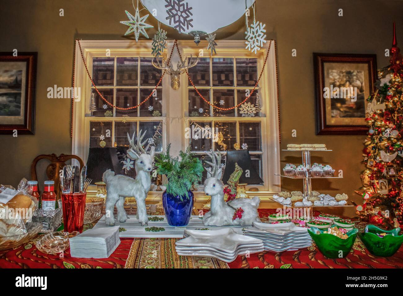 Sala da pranzo per famiglie con decorazioni e albero di Natale pronto per il buffet della vigilia di Natale Foto Stock