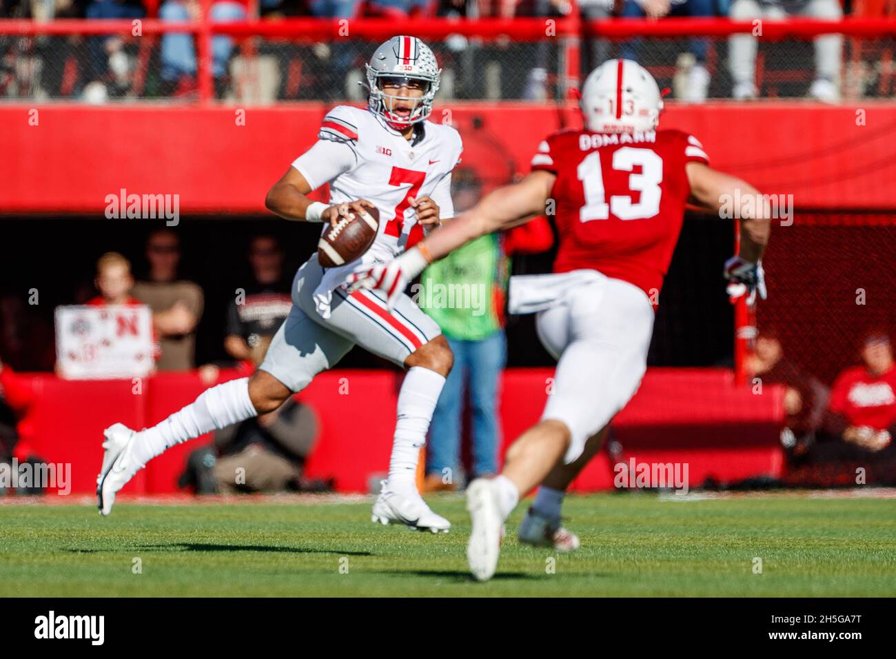 Lincoln, Nebraska. Stati Uniti 6 novembre 2021. Ohio state Buckeyes quarterback C.J. Stroud #7 in azione durante una partita di football della NCAA Division 1 tra gli Ohio state Buckeyes e i Nebraska Cornhuskers al Memorial Stadium di Lincoln, Nebraska. Ohio state Won 26-17.Attendance: 84,426,81st consecutive sellout.Michael Spomer/Cal Sport Media/Alamy Live News Foto Stock