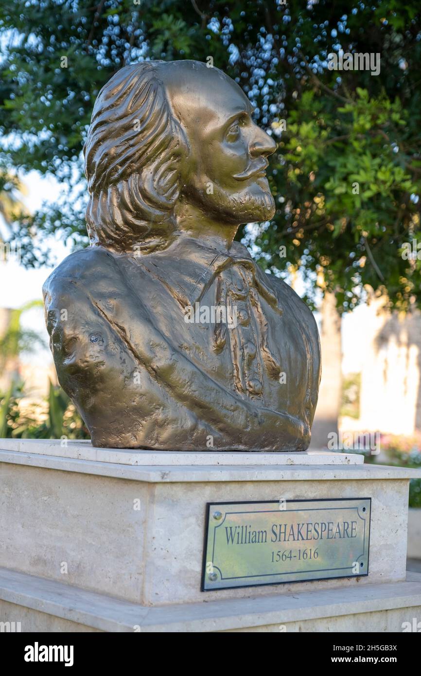 Busto di William Shakespeare situato vicino alla Torre di Othello, Famagosta, Cipro del Nord. Foto Stock