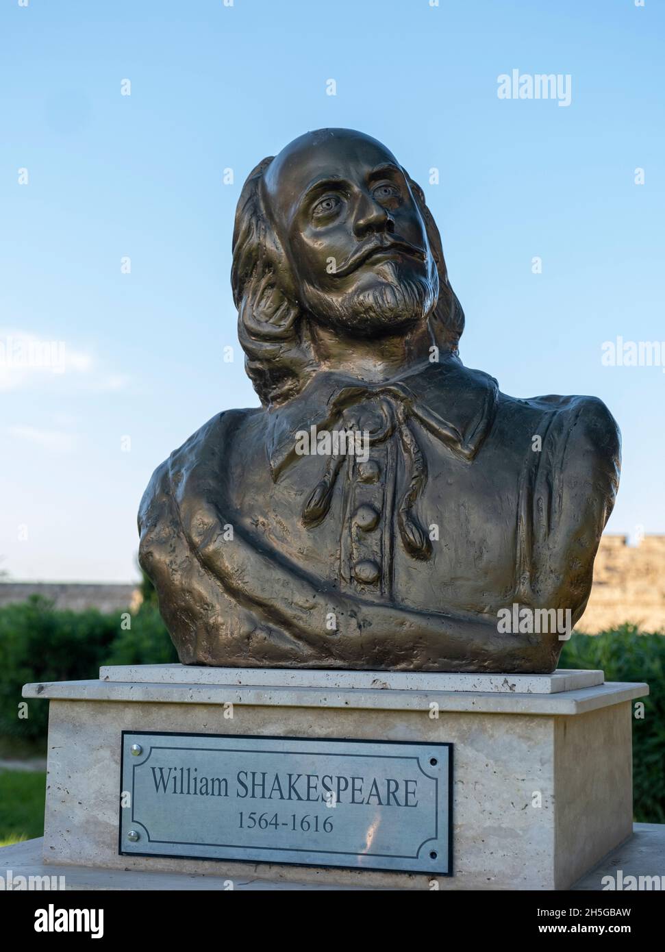 Busto di William Shakespeare situato vicino alla Torre di Othello, Famagosta, Cipro del Nord. Foto Stock