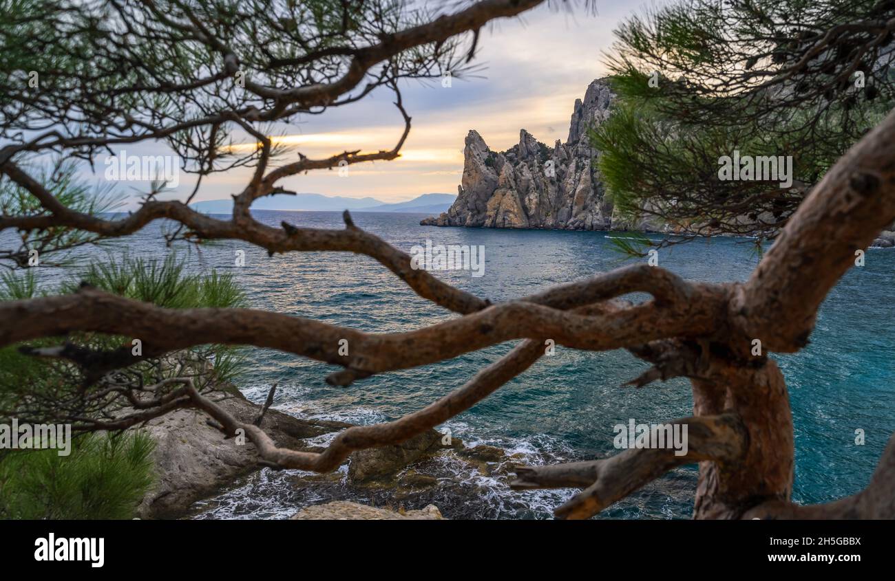 Vista panoramica sul monte Karaul-Oba e sulla baia blu in Crimea, località New Light, Federazione Russa Foto Stock