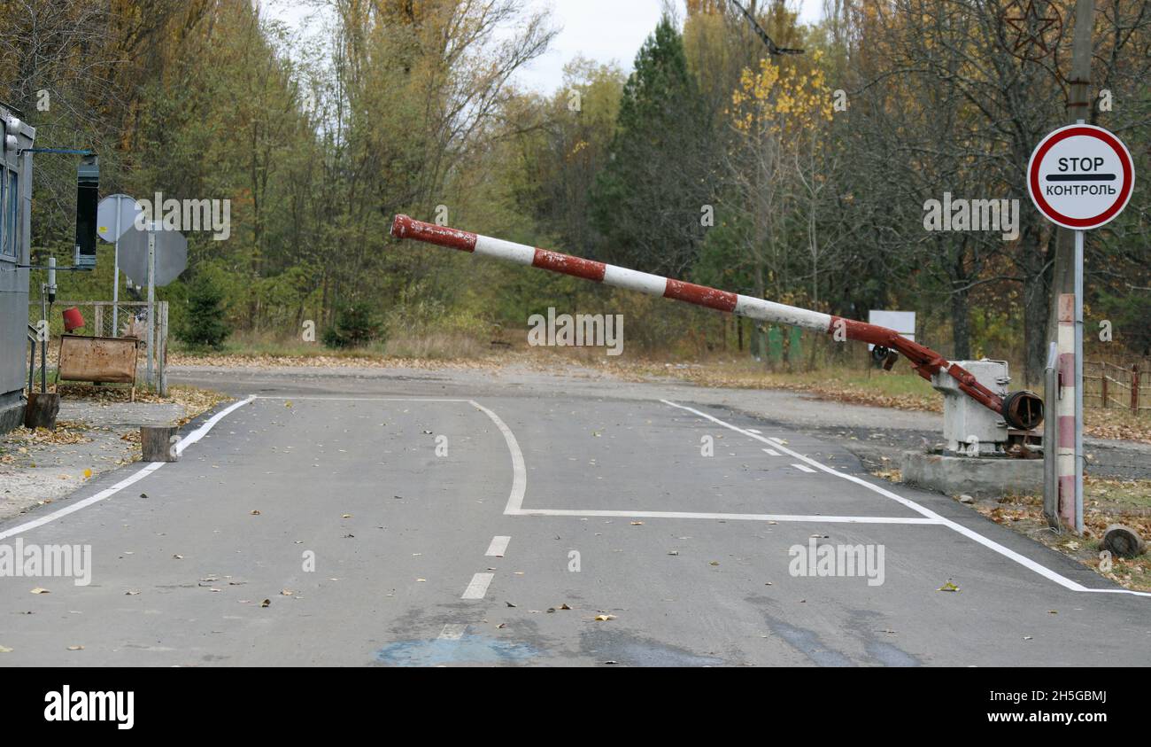 Checkpoint all'ingresso di Pripyat nella zona di esclusione di Chernobyl Foto Stock