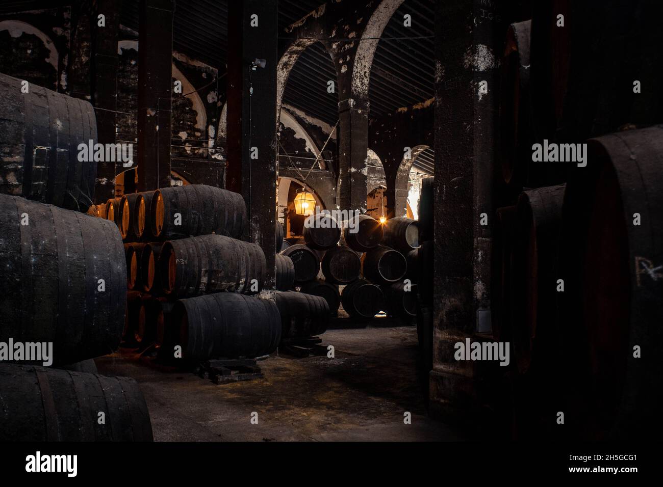 Bodega la Mezquita, a Jerez de la Frontera, Cadice, Spagna. Vecchia cantina per conservare botti di vino sherry (Jerez). Foto Stock