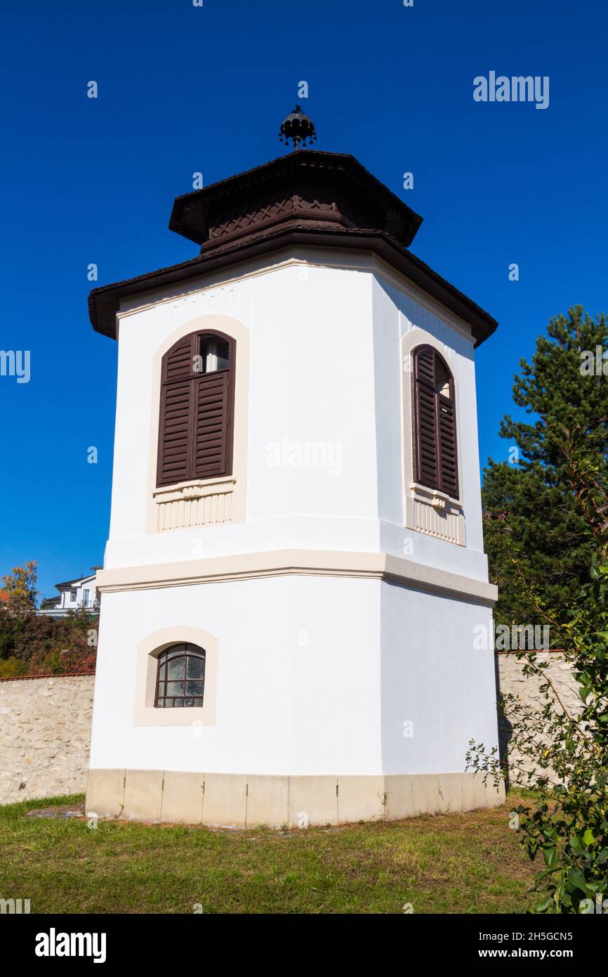 Padiglione cinese 'Esernyos haz' con piccolo ombrello in cima, costruito all'inizio del 19 ° secolo come capanna da giardino, Sopron, Ungheria Foto Stock