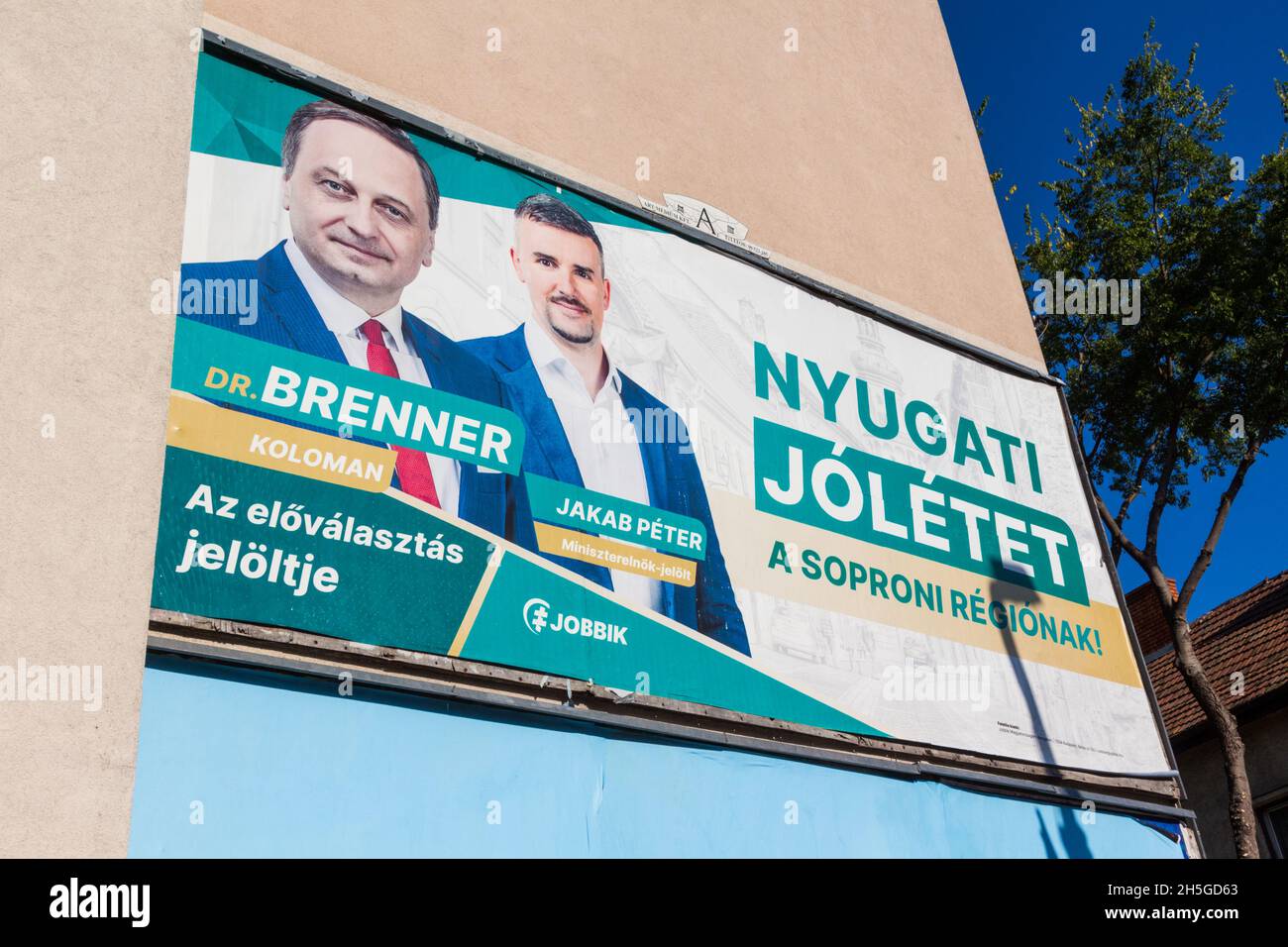Affissioni della preelezione ungherese con i candidati del partito Jobbik Koloman Brenner e Peter Jakab, Sopron, Ungheria Foto Stock