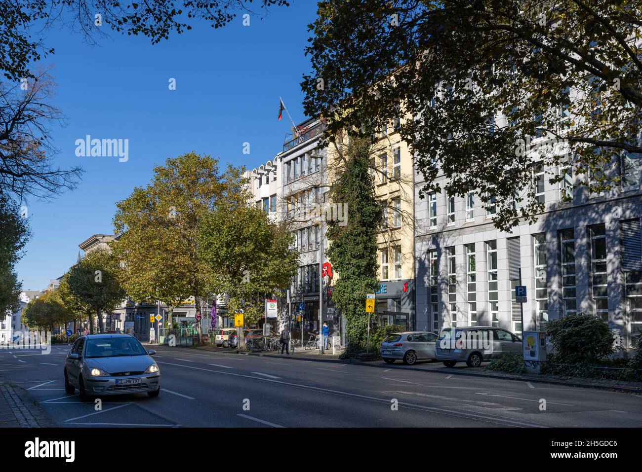 Strade strette nella città vecchia di Aachen con persone occasionali a piedi Foto Stock