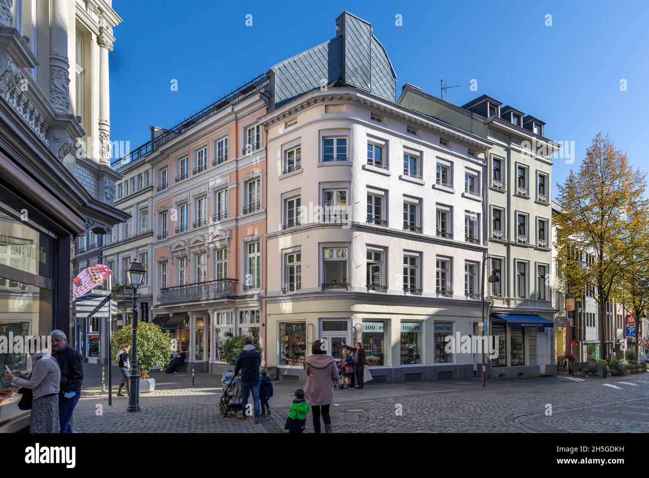 Strade strette nella città vecchia di Aachen con persone occasionali a piedi Foto Stock