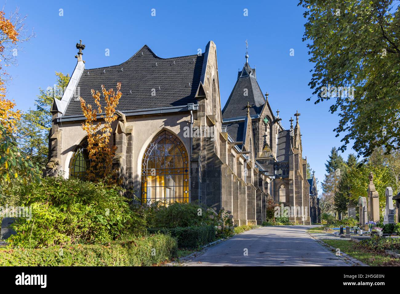 Storica churche nel cimitero occidentale di Aachen al sole d'autunno Foto Stock