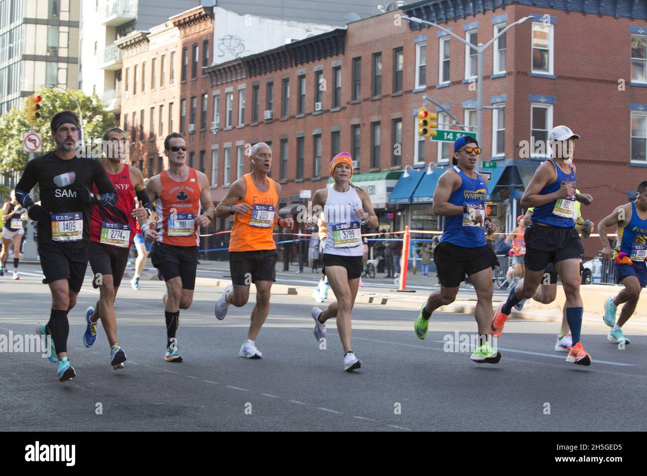 50° anniversario New York City Marathon gara nel 2021 dopo nessuna gara nel 2020 fare al Covid-19 Pandemic. I corridori navigano verso nord fino alla 4th Avenue a Brooklyn durante la prima tappa della corsa di 26.2 miglia. Foto Stock