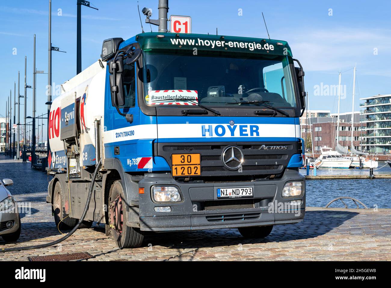 Autocarro con serbatoio Hoyer Mercedes-Benz Actros Foto Stock