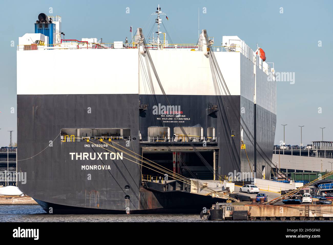THRUXTON, carrier per auto e camion, viene caricato nel porto di Bremerhaven Foto Stock