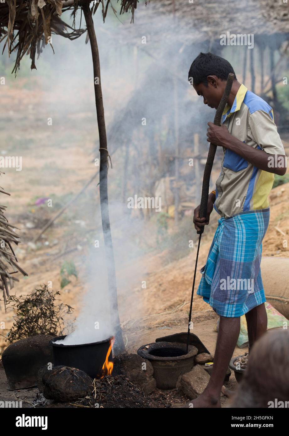 Roasters di noce di acaro di strada; Thanjavur, Tamil Nadu, India Foto Stock