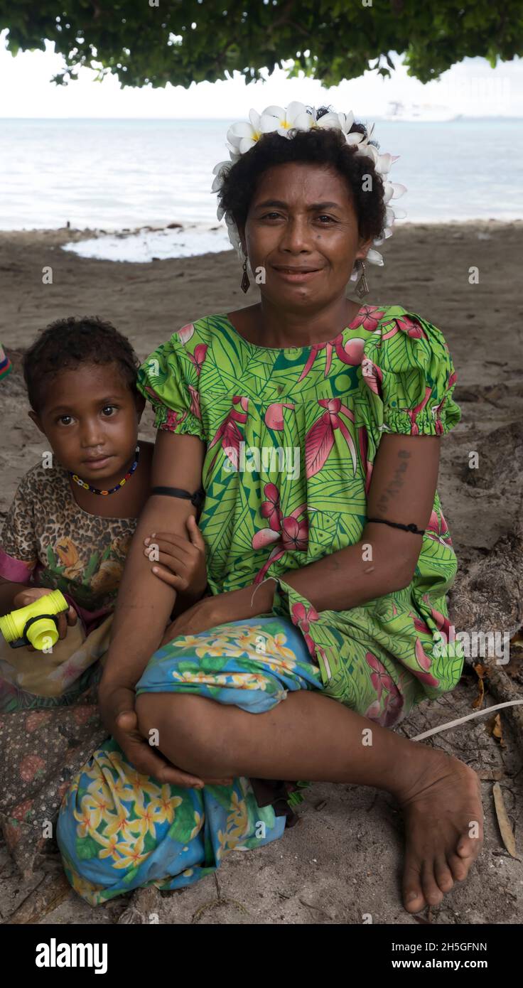 Madre e figlio sull'isola di Kuiawa nelle isole Trobriand, Papua Nuova Guinea; Kuiawa, isole Trobriand, Papua Nuova Guinea Foto Stock