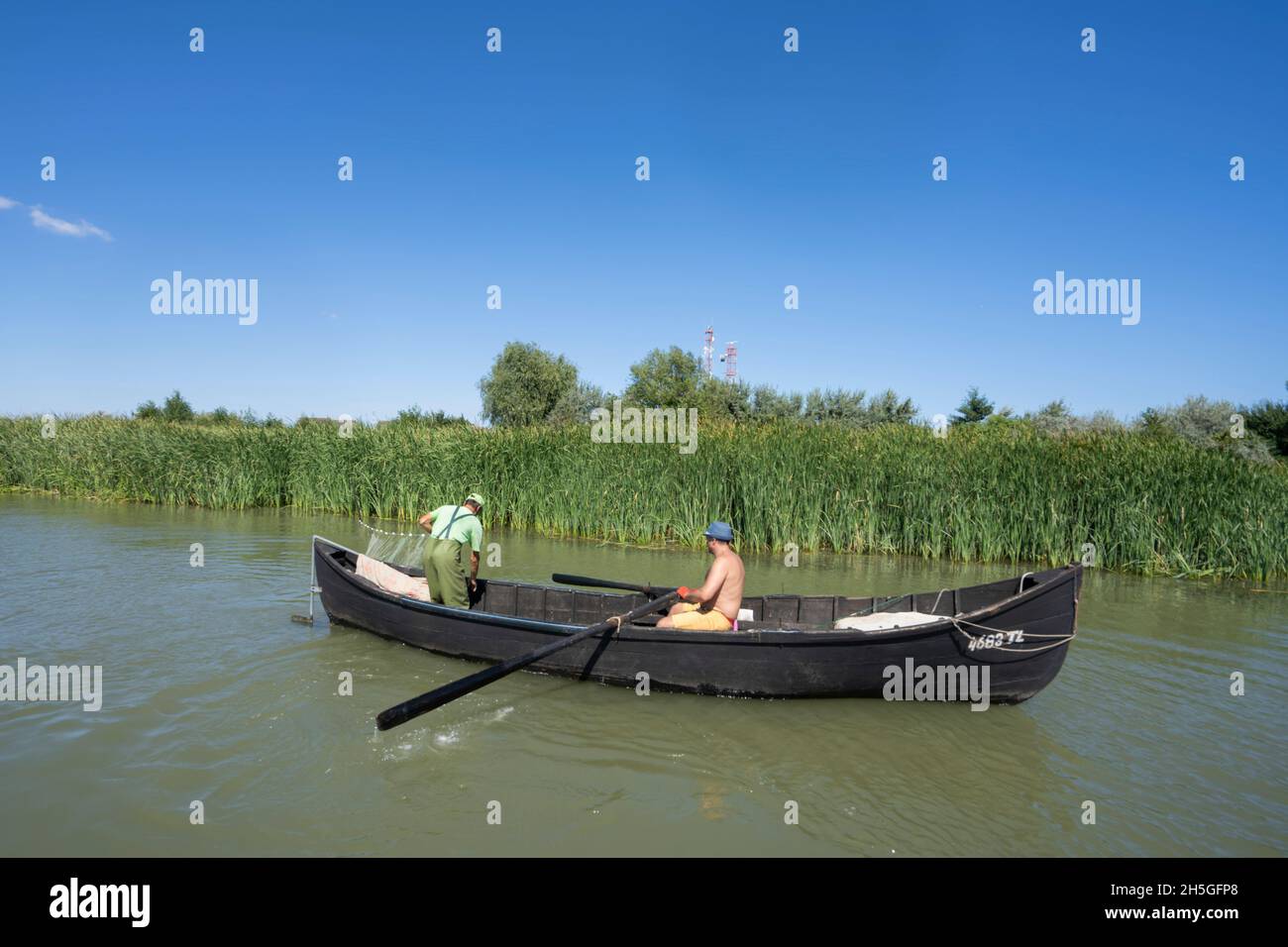 Pescatori nelle terre umide del Delta Dunaril vicino al villaggio di Sfantu Gheorghe nel Delta del Danubio, Romania Foto Stock