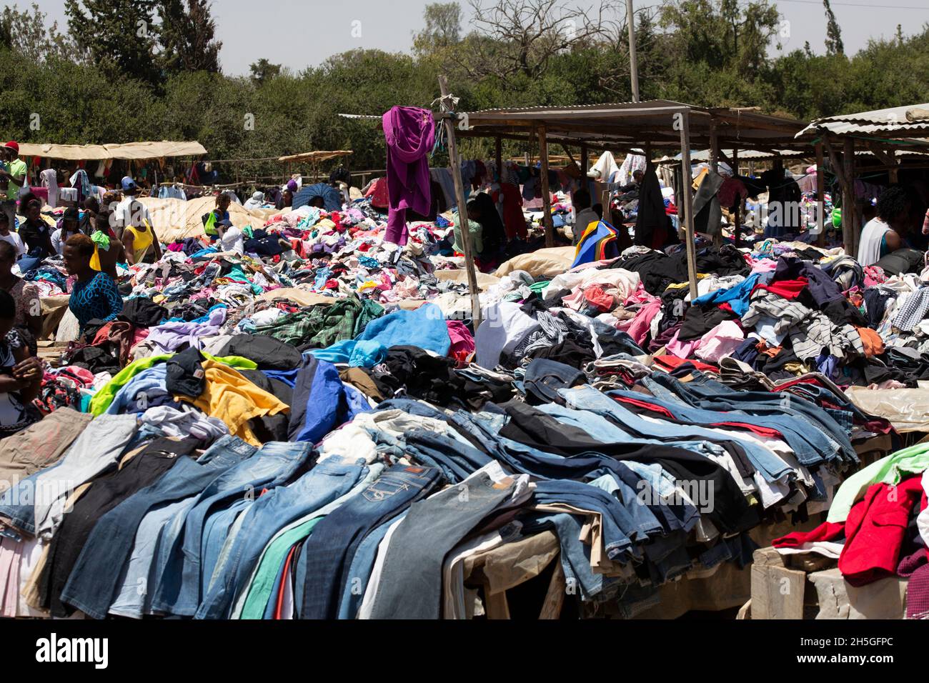 Stalla di vestiti di seconda mano nel mercato a Nanyuki, Kenia, Africa; Nanyuki, contea di Laikipia, Kenya Foto Stock