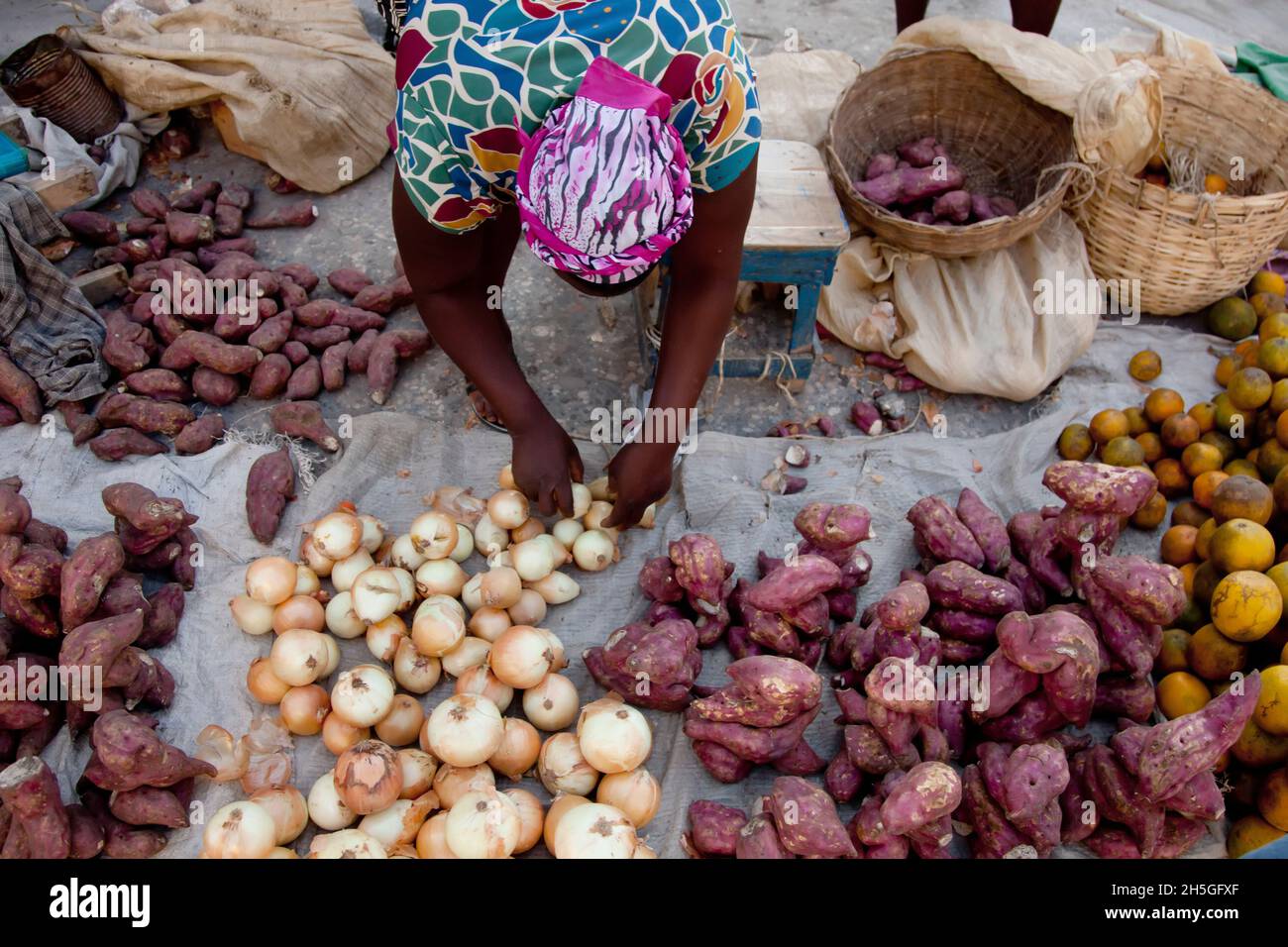 Un venditore di strada che vende prodotti sul marciapiede. Foto Stock