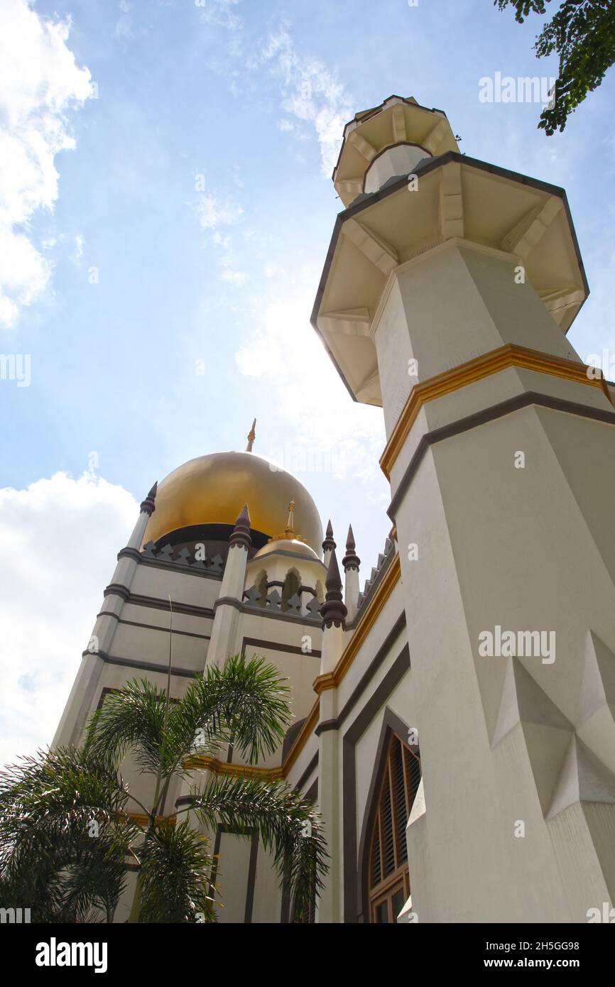 Vista laterale della Moschea del Sultano o del Sultano Masjid su North Bridge Road nel quartiere Kampong Glam di Singapore. Foto Stock