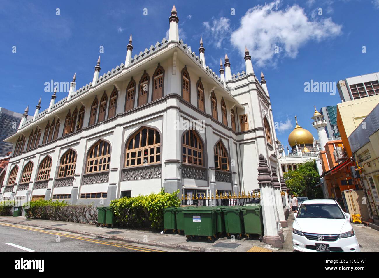 La parte orientale della Moschea del Sultano o il Sultano Masjid su Kandahar Street nel quartiere Kampong Glam di Singapore. Foto Stock