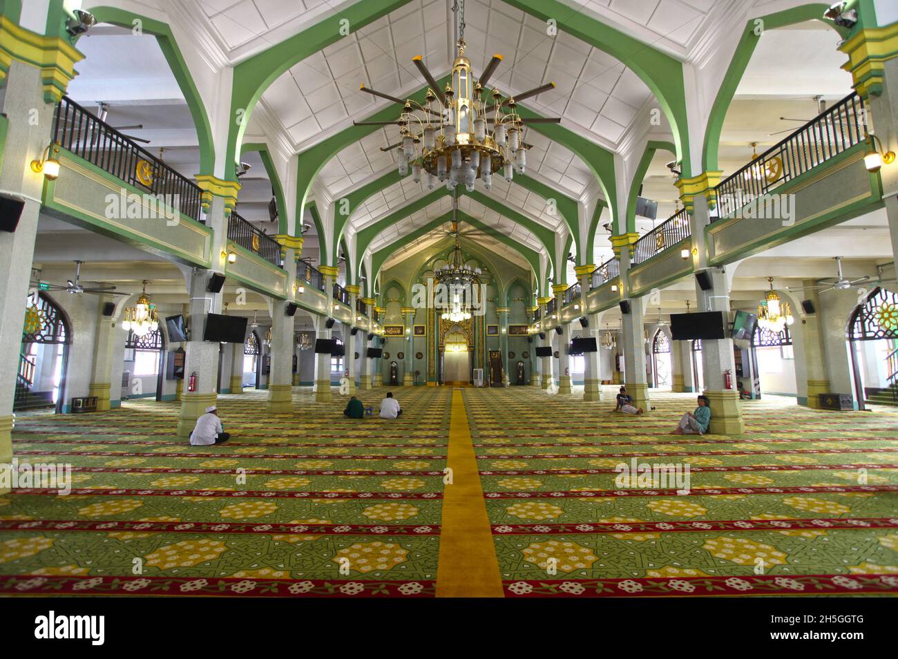 La Sala di preghiera della Moschea del Sultano o il Sultano Masjid nel distretto di Kampong Glam di Singapore con persone sedute o in preghiera. Foto Stock