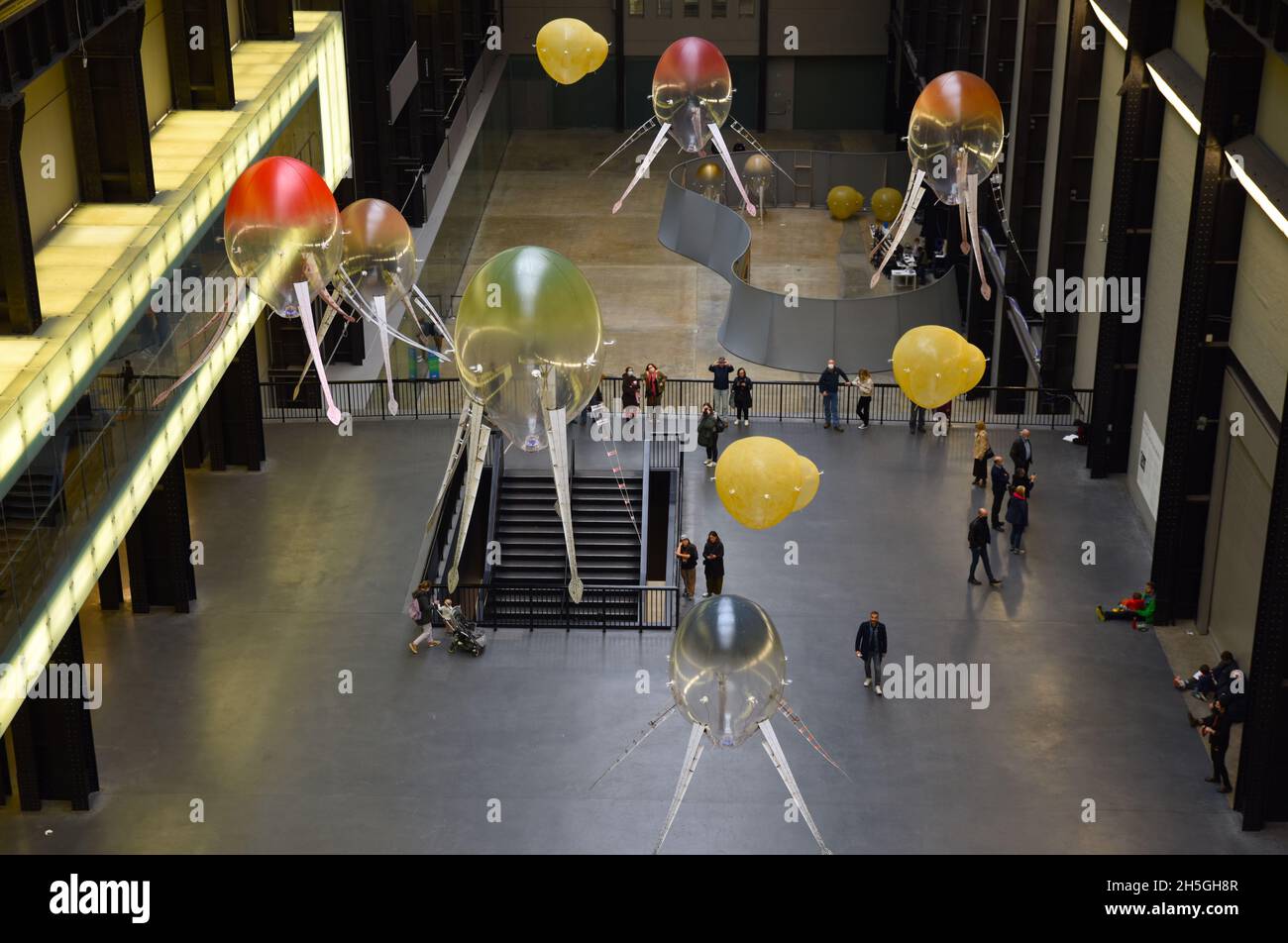 09/11/2021 Tate Modern London UK la sorprendente installazione di arte cibernetica di Anicka Yi, che galleggia sopra i visitatori della turbine Hall di Tate Modern. Foto Stock