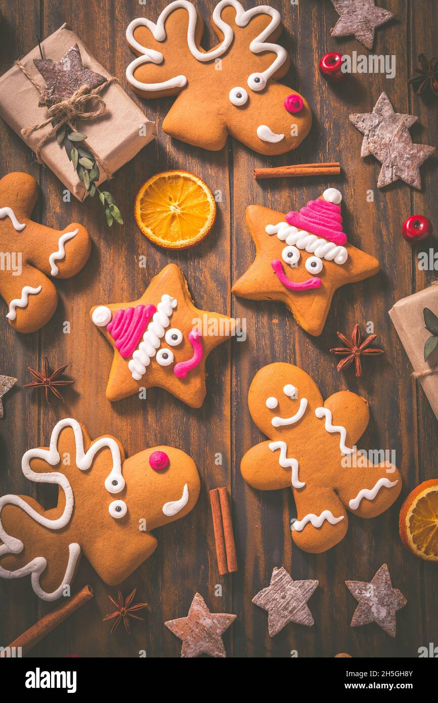 Biscotti di pan di zenzero con spezie tradizionali per Natale su tavola di legno Foto Stock