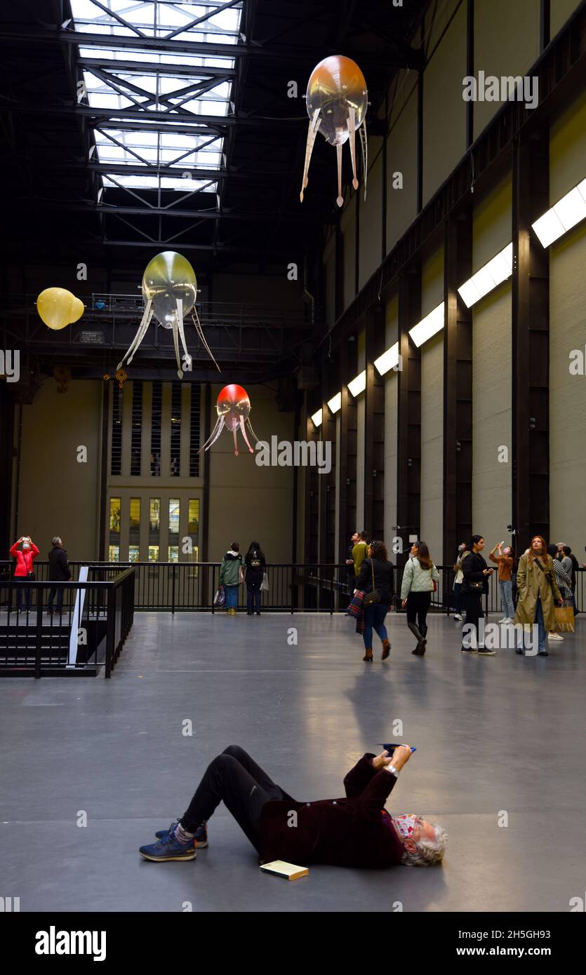09/11/2021 Tate Modern London UK la sorprendente installazione di arte cibernetica di Anicka Yi, che galleggia sopra i visitatori della turbine Hall di Tate Modern. Foto Stock