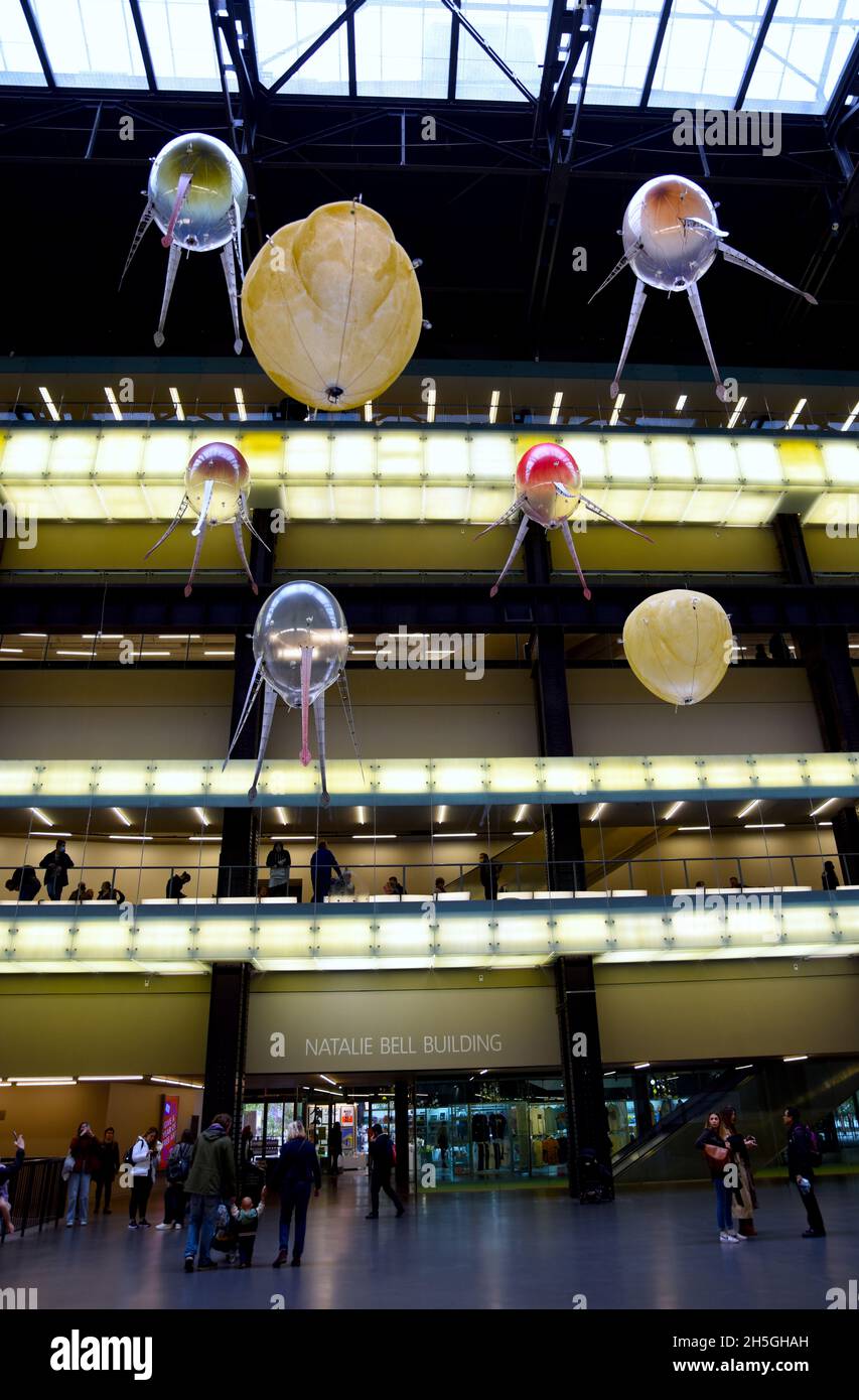 09/11/2021 Tate Modern London UK la sorprendente installazione di arte cibernetica di Anicka Yi, che galleggia sopra i visitatori della turbine Hall di Tate Modern. Foto Stock