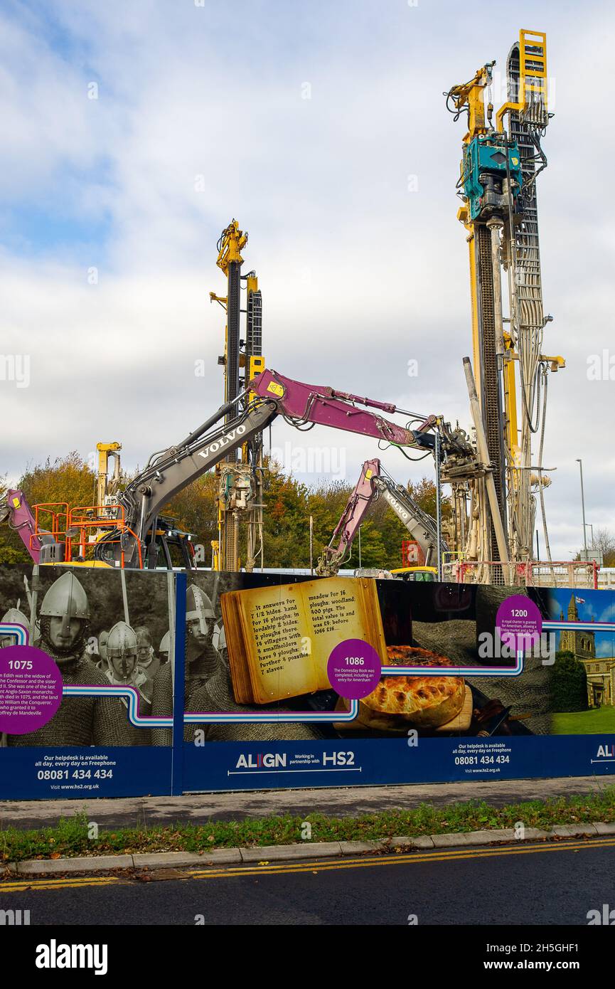 Amersham, Buckinghamshire, Regno Unito. 9 novembre 2021. I lavori di costruzione proseguono oggi presso la HS2 High Speed Rail Ventilation Shaft Compound di Amersham. L'albero di ventilazione sarà uno dei quattro alberi che si trovano nel tunnel ferroviario sotto i Chilterns. Le macchine per la perforazione del tunnel raggiungeranno la mescola nel settembre 2022. C'è molta opposizione locale a HS2. Credit: Maureen McLean/Alamy Live News Foto Stock